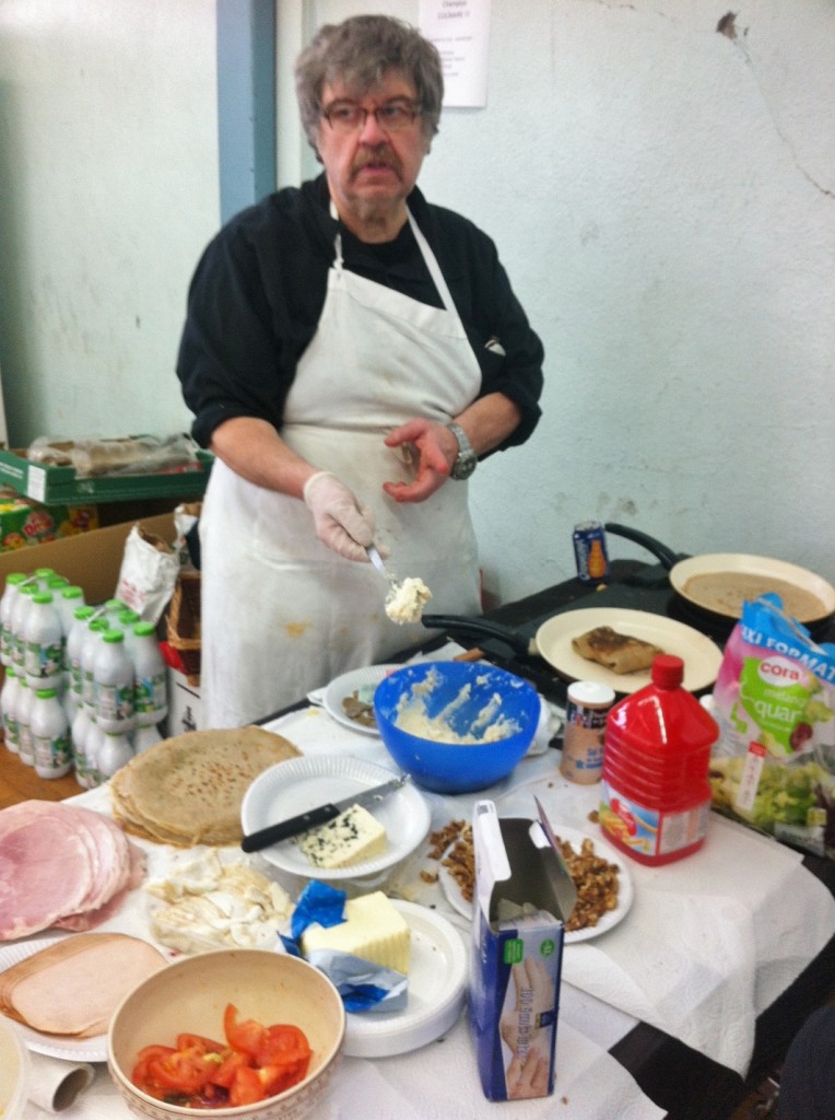 Au buffet, l'infatigable Jean-Claude Amiard a remporté un franc succès avec sa nouveauté théorique : les crêpes !