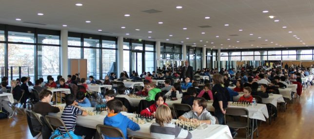 La superbe et spacieuse salle de jeu du Palais des Sports de Puteaux (photo : Puteaux Echecs)