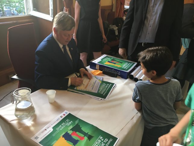 Florian fait signer son diplôme de participant par l'ancien champion du monde Anatoly Karpov, invité d'honneur du championnat